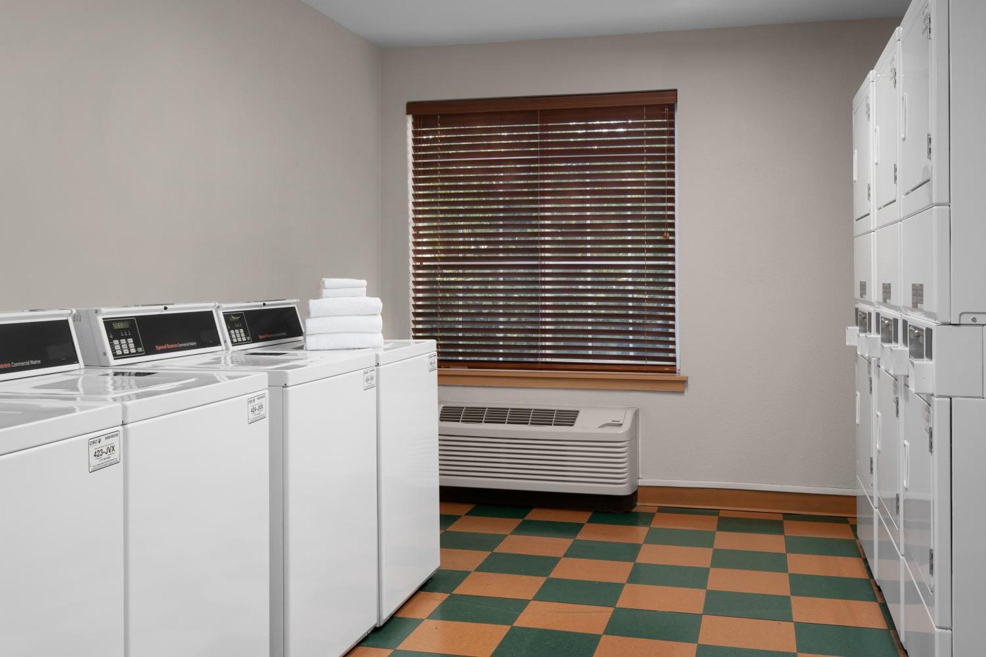 Larkspur Landing Extended Stay Suites Милпитас Екстериор снимка